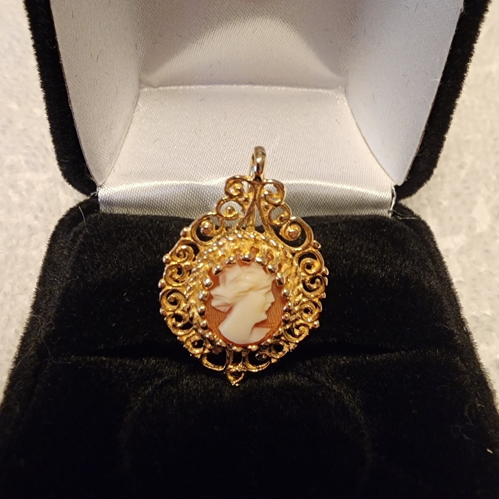 Elegant Gold Cameo Pendant - Picture 6 of 8